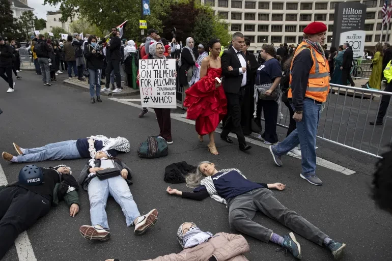 "عار عليكم".. محتجون يستقبلون بايدن وضيوفه بعشاء مراسلي البيت الأبيض