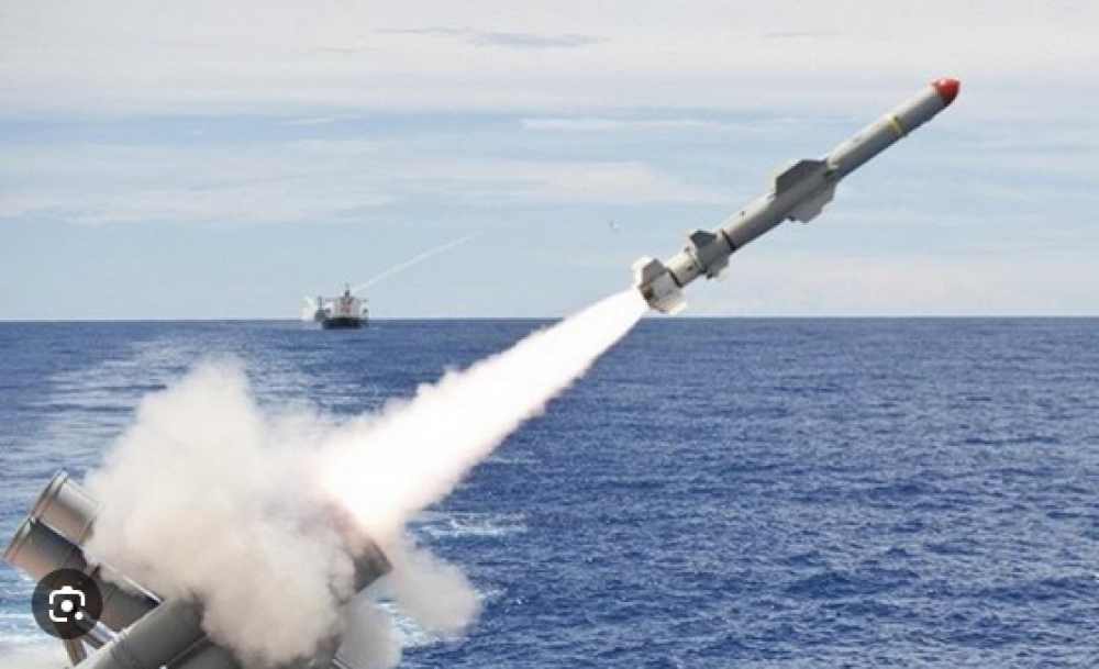 القوات اليمنية تعلن استهدافها مدمرتين أمريكيتين وسفينتين إسرائيليتين