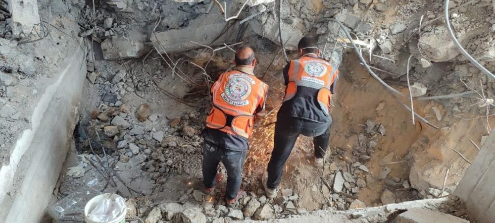 الدفاع المدني ينتشل 51 شهيدا من مجمع ناصر الطبي بخانيونس