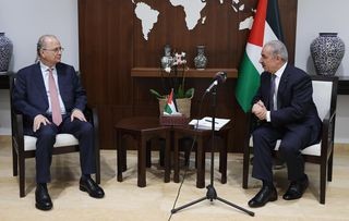 مصطفى يتسلم مهامه رئيسا للوزراء من اشتية و اشتية سلمه خطط الاصلاح وإغاثة غزة وموازنة الطوارئ