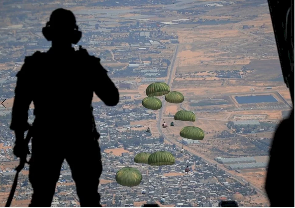 القوات المسلحة الأردنية تنفذ أضخم عملية إنزال جوي لمساعدات على قطاع غزة