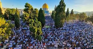 120 ألفًا يؤدون صلاة الجمعة الأخيرة من رمضان في الأقصى