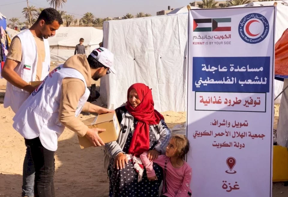 الهلال الأحمر الكويتي يبدأ المرحلة الثانية من توزيع الطرود الغذائية على النازحين الفلسطينيين