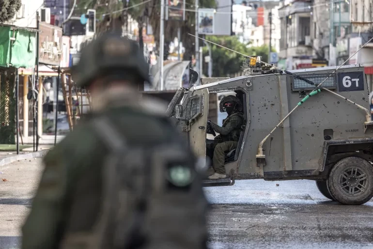 الاحتلال يقتحم مناطق بالضفة ويشتبك مع فلسطينيين بالخليل