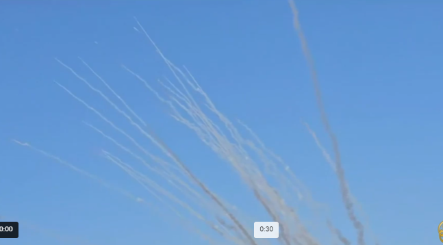 رشقة صواريخ من غزة وصفارات الإنذار تدوي بعسقلان