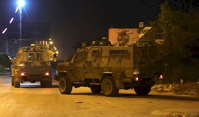 إصابة فتى واعتقالات في مداهمات إسرائيلية بالضفة الغربية