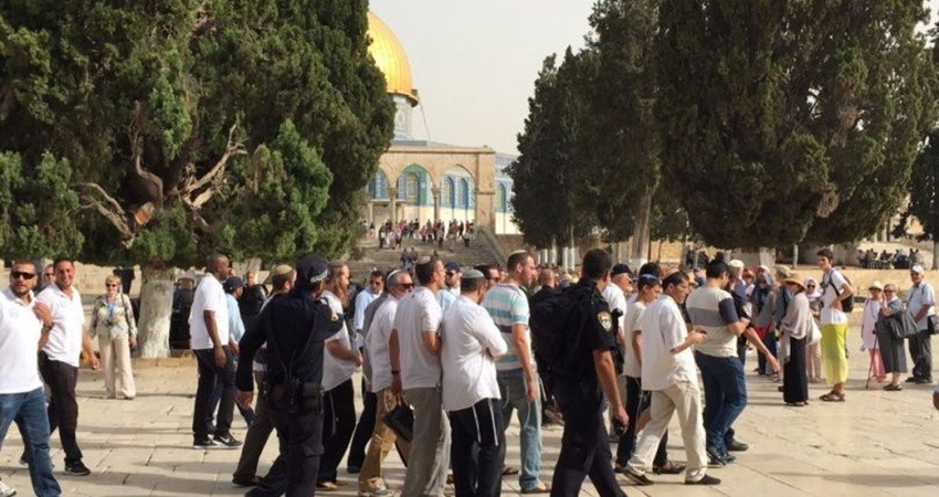 مستوطنون يقتحمون الأقصى ويؤدون طقوساً تلمودية فيه