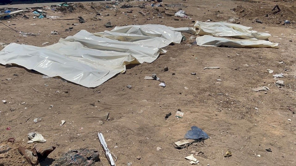 انتشال 49 شهيدا من مقبرة جماعية ثالثة تم اكتشافها داخل مجمع الشفاء