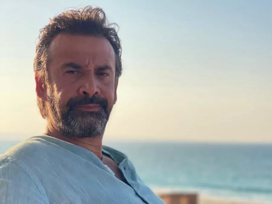 كريم عبد العزيز يتلقى عزاء والدته بحضور حشد من نجوم الفن