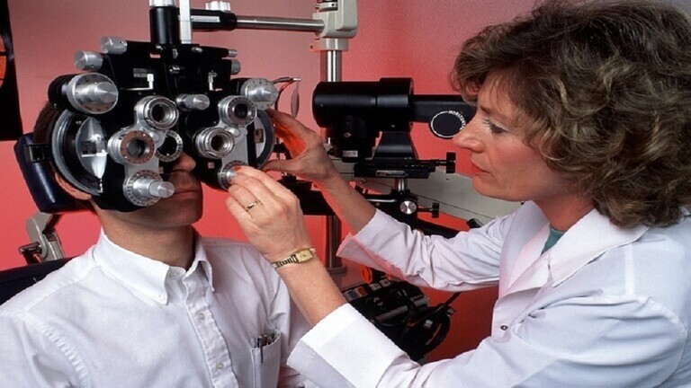 أسباب إعتام عدسة العين المبكر