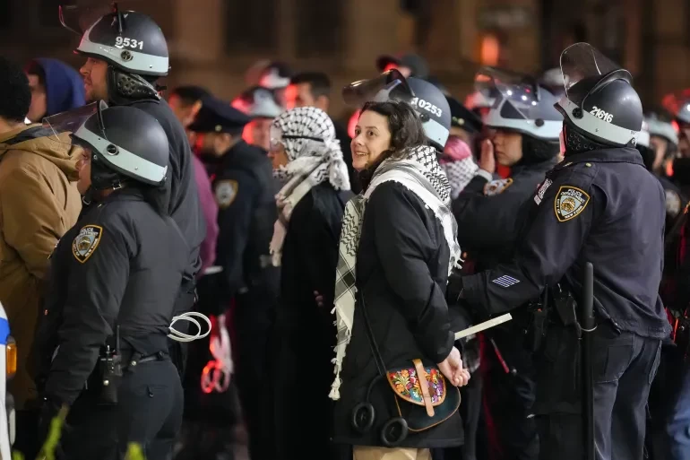 شرطة نيويورك تقتحم جامعة كولومبيا وتعتقل عشرات المؤيدين لغزة
