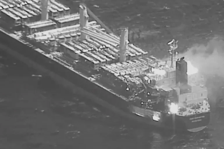 الحوثيون يستهدفون 3 سفن وأميركا تدمر مسيرة فوق البحر الأحمر