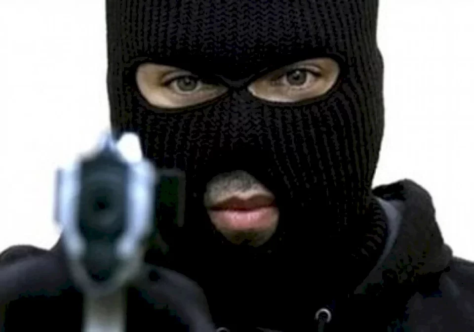 سطو مسلح على أحد البنوك في نعلين غرب رام الله (فيديو)