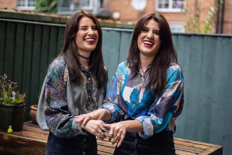 الملك تشارلز يمنح فتاة صارعت تمساحا لإنقاذ توأمها "وسام الشجاعة"