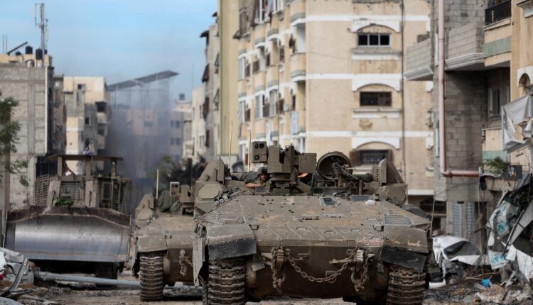 الدبابات الإسرائيلية تتقدم إلى أطراف المواصي في رفح