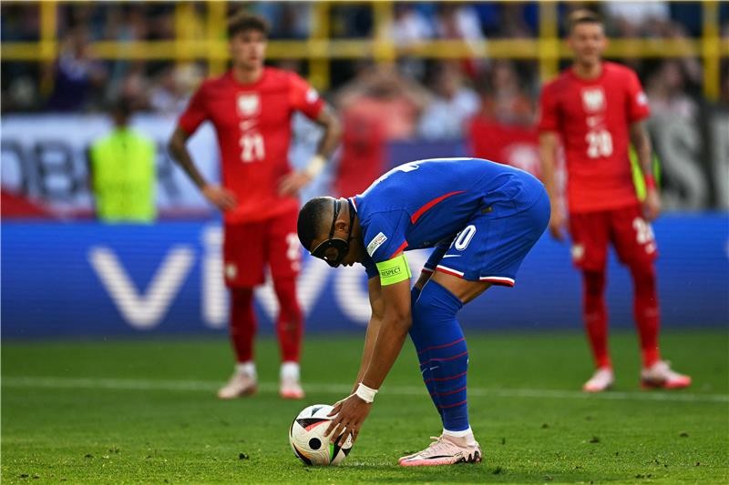 بالصور : بركلتي مبابي وليفا.. فرنسا تتعادل وتكتفي بالوصافة