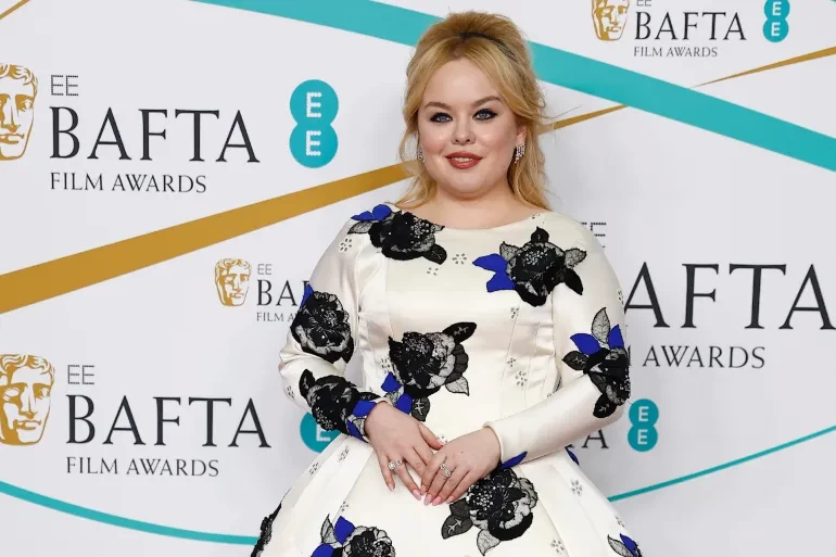 بطلة "بريدجيرتون" الأيرلندية نيكولا كوغلان تجمع 1.2 مليون دولار لأطفال غزة