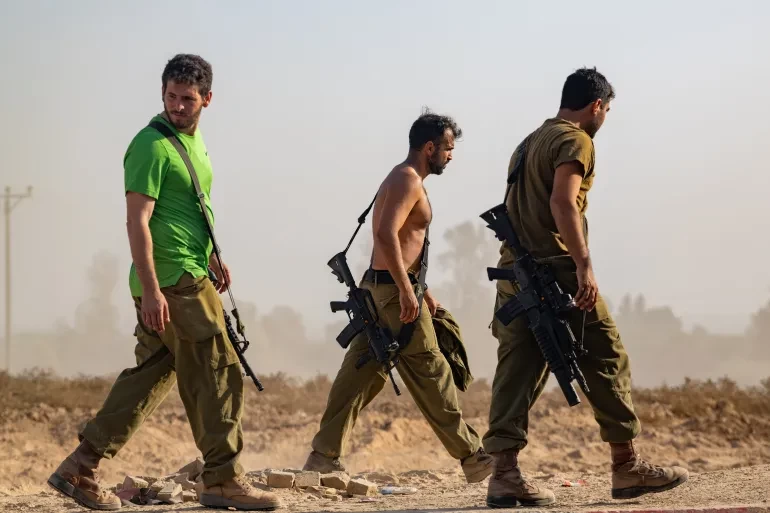 جندي احتياط إسرائيلي يلقى قنبلة على مبنى لوزارة الدفاع