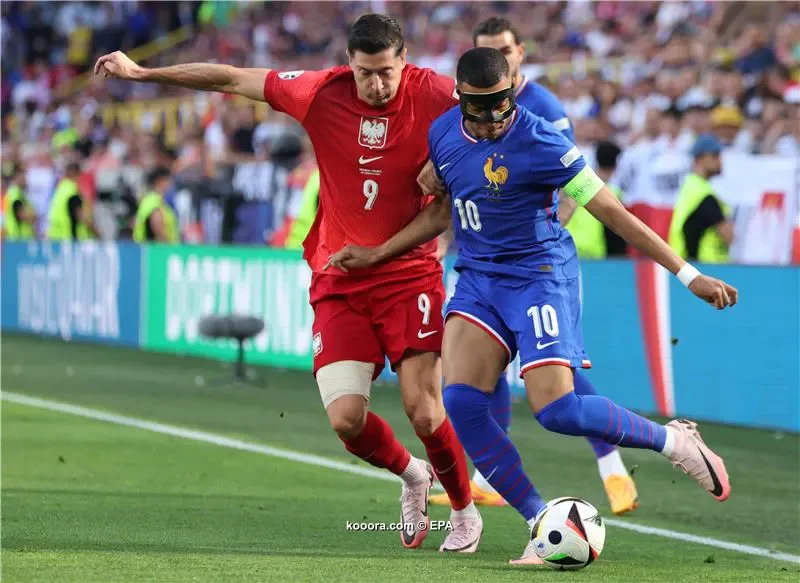 بالصور : مبابي يهين ليفاندوفسكي بلفظ خارج