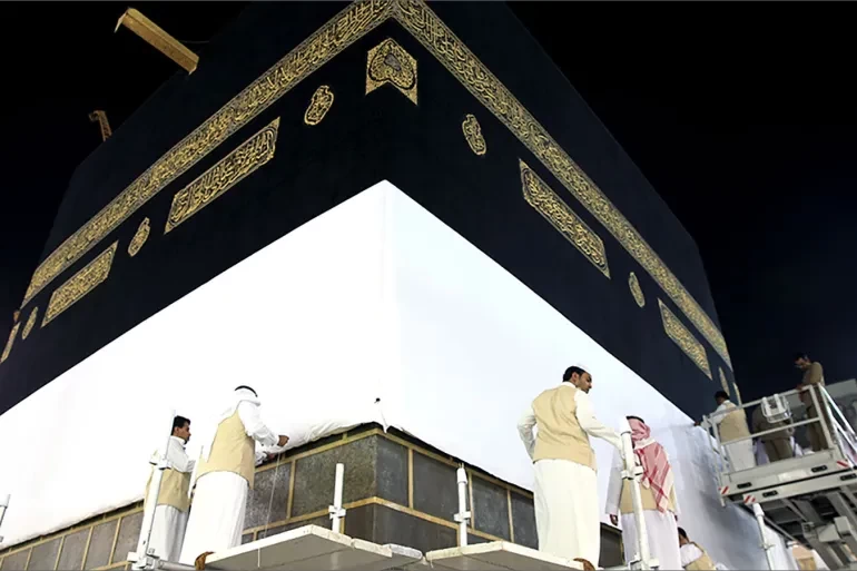 "إحرام الكعبة".. لماذا ترفع كسوتها 3 أمتار خلال موسم الحج؟