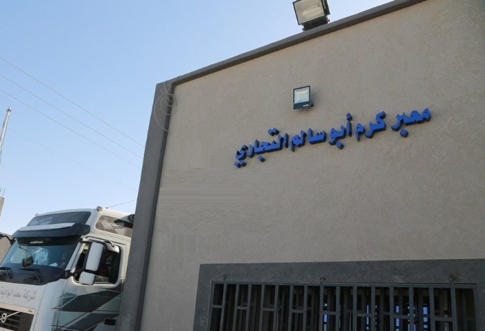 مصدر رفيع المستوى: مصر أدخلت 2272 شاحنة مساعدات عبر كرم أبو سالم في 3 أسابيع