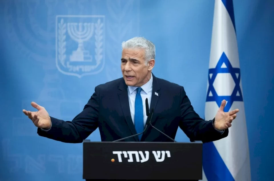 لابيد: تراجع نتنياهو عن صفقة التبادل يعني حكماً بالإعدام على "الرهائن" وأزمة مع واشنطن