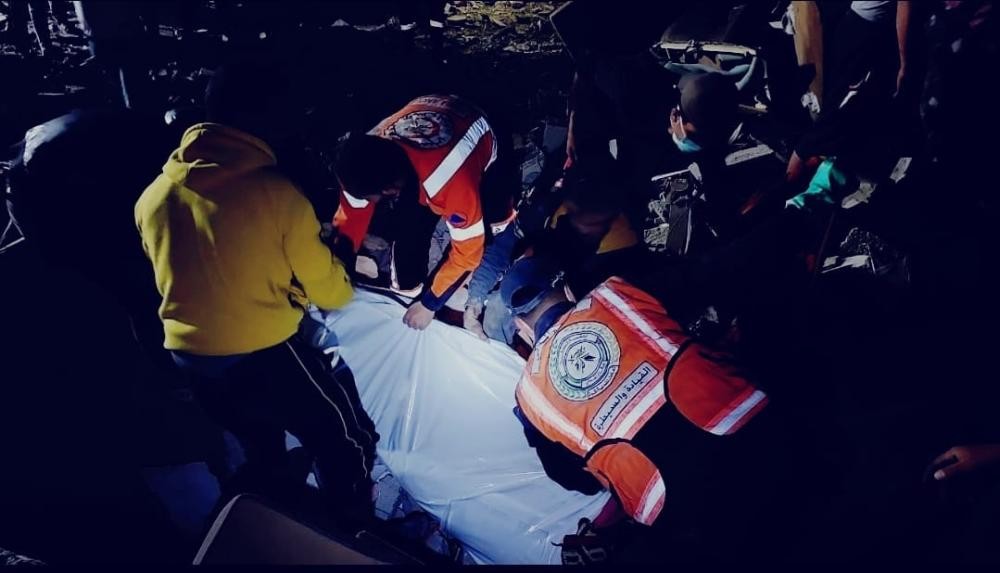 الدفاع المدني ينتشل عددًا من الشهداء والجرحى في استهداف منزلين بغزة