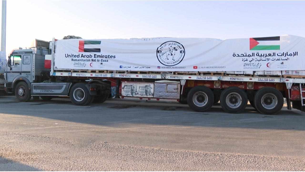 شاهد: لأول مرة بعد إغلاق معبر رفح.. وصول مساعدات إماراتية لإغاثة العائلات النازحة في قطاع غزة