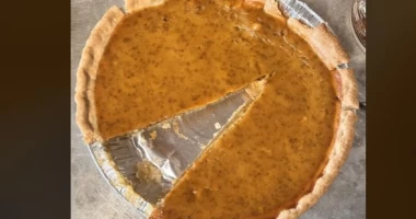 طريقة تقطيع فطيرة كادت تتسبب فى حالة طلاق