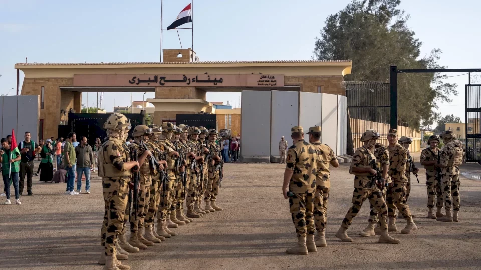 وصول 97 أسيرًا مُحررًا إلى معبر رفح متوجّهين للقاهرة