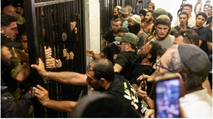 "على بعد خطوة واحدة من الحرب الأهلية" .. الاعلام العبري: اقتحام المستوطنين للقواعد العسكرية بداية النهاية لـ"إسرائيل"