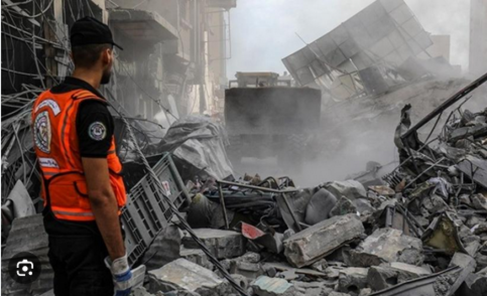 انتشال 11 شهيدًا من مدينة غزة والدفاع المدني يبحث عن آخرين