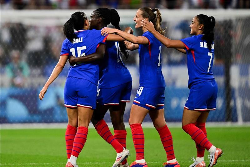 بالصور : فوز عريض لأمريكا وصعب لفرنسا بمنافسات كرة القدم للسيدات