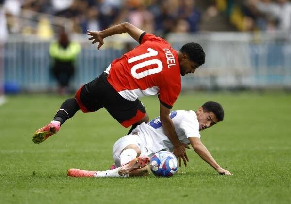 بالصور : لمسة كوكا تقود مصر لتفادي مفاجآت أوزبكستان