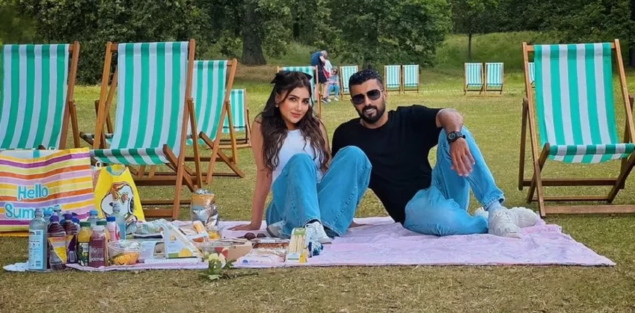 لقطات رومانسية جمعت مي عمر بزوجها المخرج محمد سامي.. أحدثها نزهة في لندن