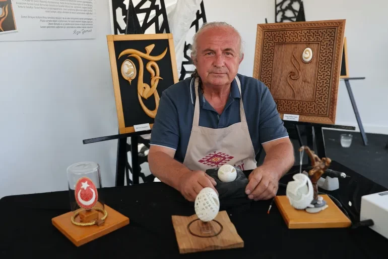 بصبر وإتقان.. فنان تركي يحول قشور البيض إلى تحف فنية