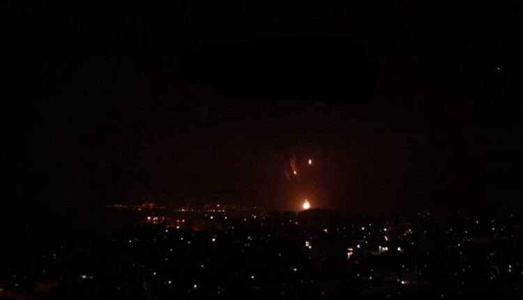 المرصد السوري: إسرائيل تستهدف بالصواريخ موقعا عسكريا سوريا بمحافظة درعا