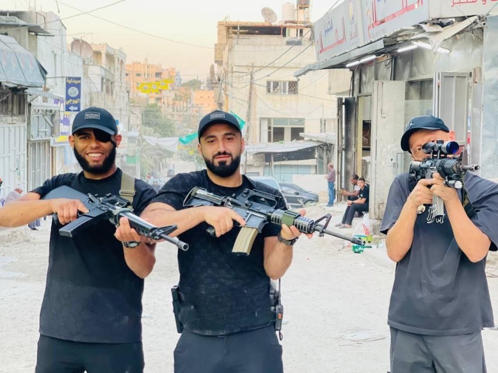 بينهم أم وطفلتيها