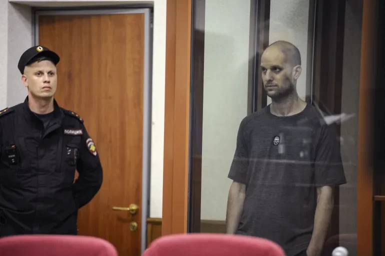 محكمة روسية تدين مراسل وول ستريت جورنال "بالتجسس" وتسجنه 16 عاما