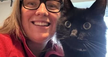 صدمة سيدة بريطانية بعد اكتشاف سرقة قطتها لملابس الجيران