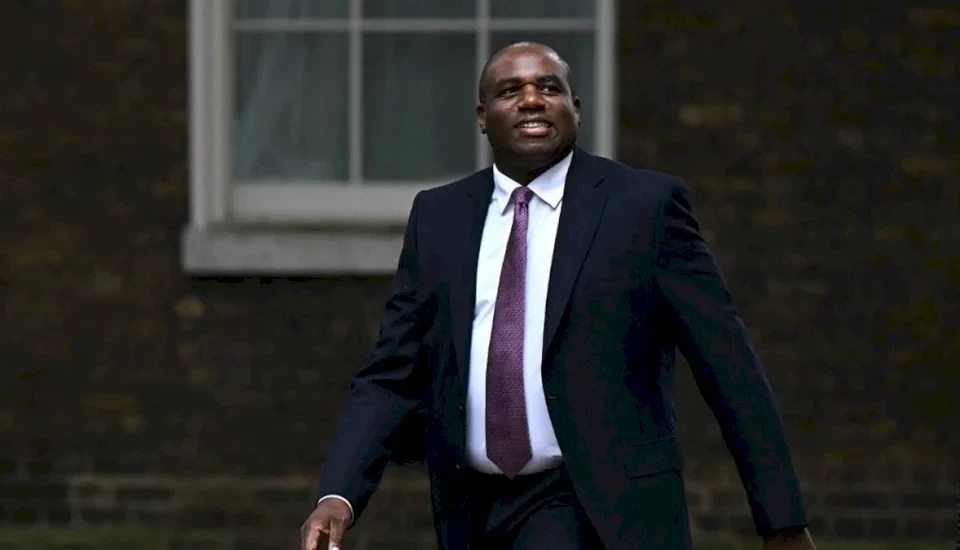 وزير الخارجية البريطاني يبدأ زيارة للمنطقة يلتقي خلالها مسؤولين فلسطينيين وإسرائيليين