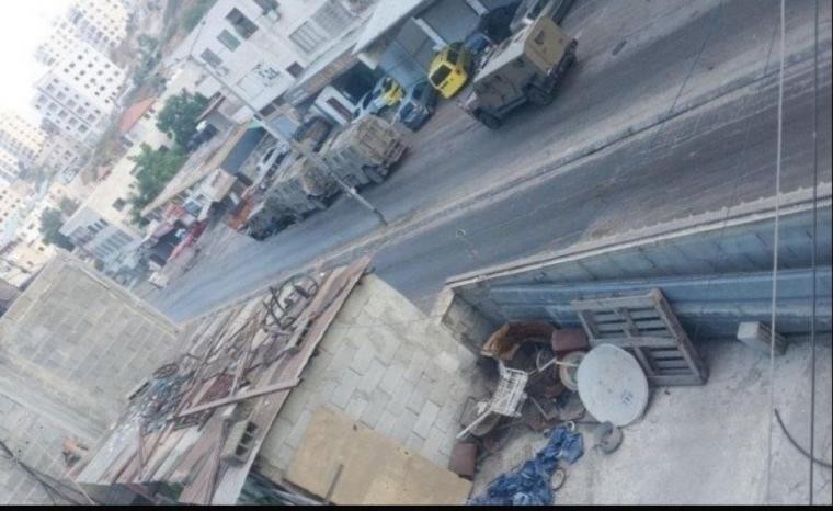 اشتباكات مع قوات الاحتلال في مخيم العين غرب نابلس عقب اكتشاف قوة خاصة ومحاصرة منزل