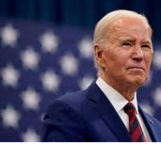 أول سناتور ديمقراطي ينقلب على بايدن ويدعوه للانسحاب من السباق الرئاسي