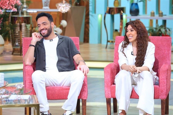 "حلقة رومانسية".. رامي جمال وزوجته في "معكم منى الشاذلي" الجمعة