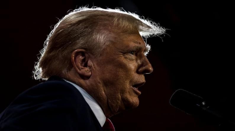 ترامب يهاجم هاريس: كاذبة ويسارية متطرفة ستدمر بلادنا