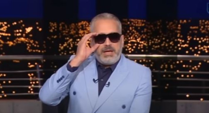 تامر أمين يرد "بمرارة" على السخرية من ظهوره ليلا بنظارة شمسية