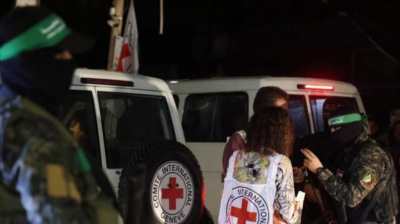 مصدر قيادي: "حماس" ترفض استلام مقترحات إسرائيلية جديدة وتصرّ على مقترحها الأخير