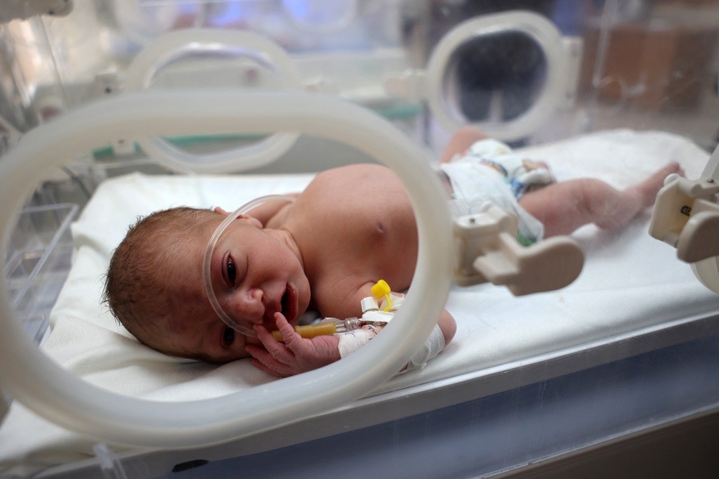 بالفيديو : مالك يبصر النور بعد استشهاد والدته