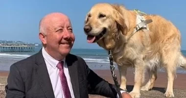 كلبة نائب كفيف تلفت الانتباه في مجلس العموم البريطاني