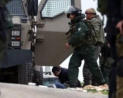 الاحتلال يعتقل ستة مواطنين من مخيم بلاطة ويهدم منشأة تجارية